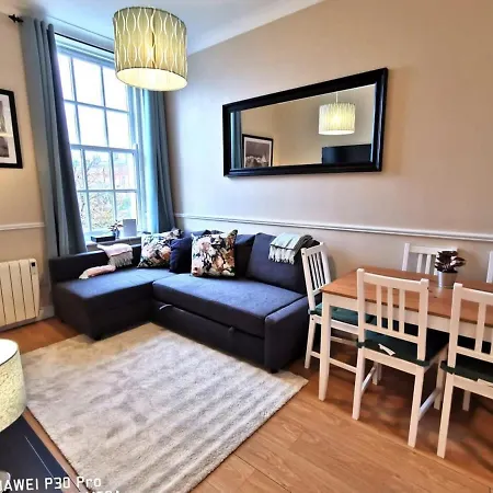 Central Location 2 Bed Apt Fast Wifi & Tv&kitchen Appartement