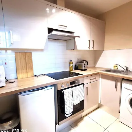 Central Location 2 Bed Apt Fast Wifi & Tv&kitchen *