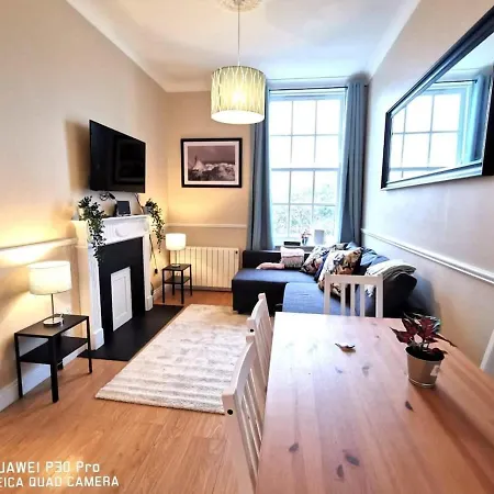 Central Location 2 Bed Apt Fast Wifi & Tv&kitchen